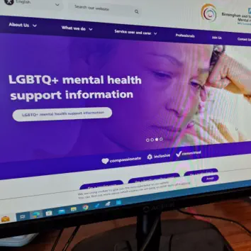 Computer monitor with information on support available